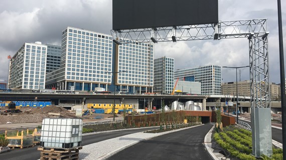 Helsingin Teollisuuskadun ja Veturitien tunnelit ovat täynnä tekniikkaa – noin 800 tunnelivalaisinta, 9 liikenteenohjauskeskusta ja monipuolinen tunnelitekniikka turvaavat tienkäyttäjiä