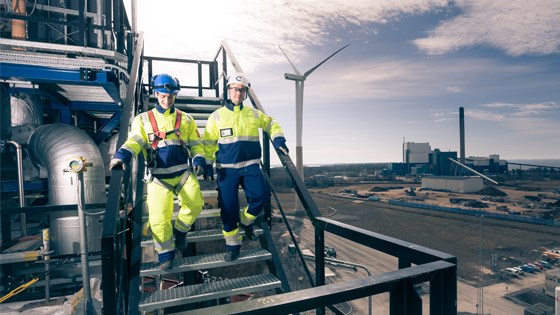 Teollisuuden kunnossapidon työntekijöitämme asiakaskohteessa, jossa he noudattavat myös asiakkaan asettamia määräyksiä ja vaatimuksia