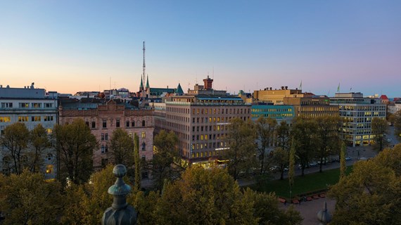 Laatu ja vastuullisuus kiinteistöstrategian keskiössä – A. Ahlström Kiinteistöt luottaa Caverioniin kiinteistöjensä ylläpidon palveluiden johtamisessa