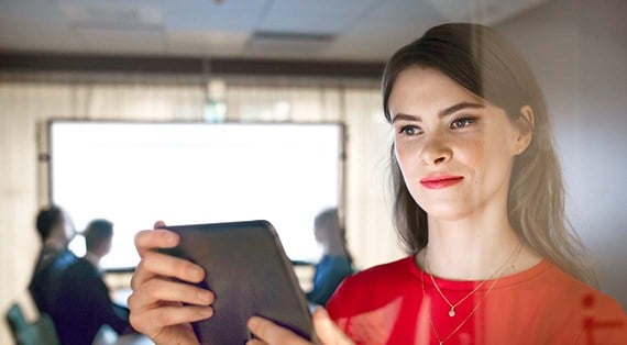 Nainen katsoo kiinteistön tietoja tabletilta