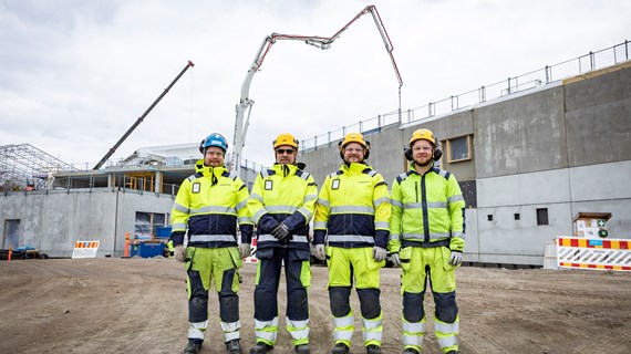 Isä, pojat ja ottopoika rakentavat Lahden Renkomäen monitoimitaloa