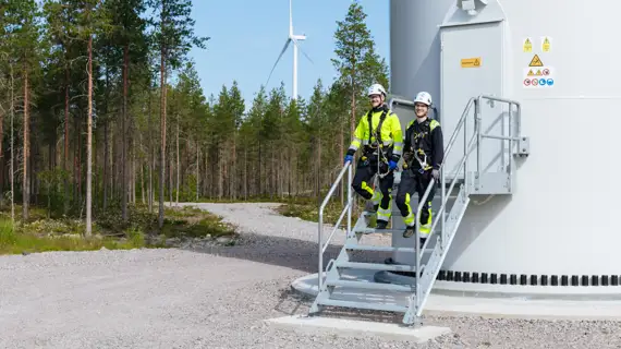 Turvallisempaa työtä tuulivoimaloissa: Caverion vastaa alan kasvaviin turvallisuusvaatimuksiin GWO-koulutuksilla